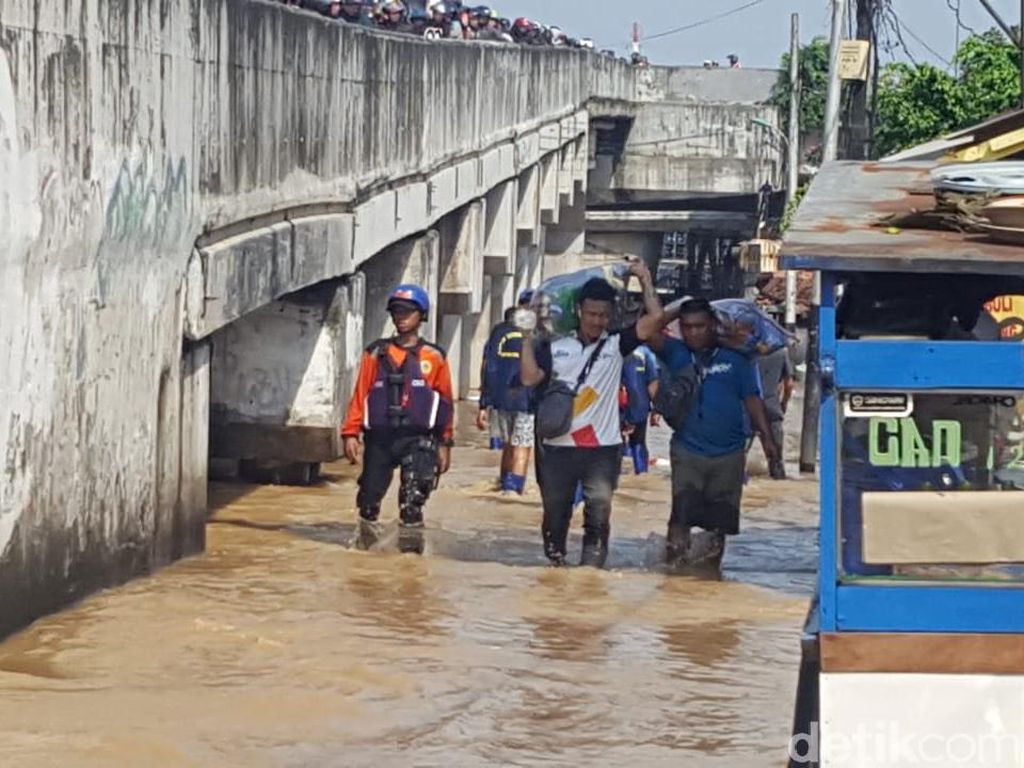 Sejumlah Wilayah DKI Tergenang Banjir, Waspadai 5 Penyakit Ini Sejumlah Wilayah DKI Tergenang Banjir, Waspadai 5 Penyakit Ini