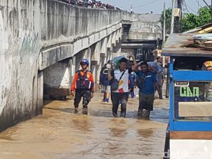Banjir Rendam Kawasan Cililitan Jaktim, Warga Mengungsi ke Pinggir Jalan Banjir Rendam Kawasan Cililitan Jaktim, Warga Mengungsi ke Pinggir Jalan