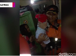 Video: Dramatis! Momen Evakuasi Bayi yang Terjebak Banjir di Jaksel