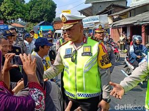 Pasar Tumpah di Brebes Langganan Macet Mudik, Kakorlantas PDKT ke Emak-emak
