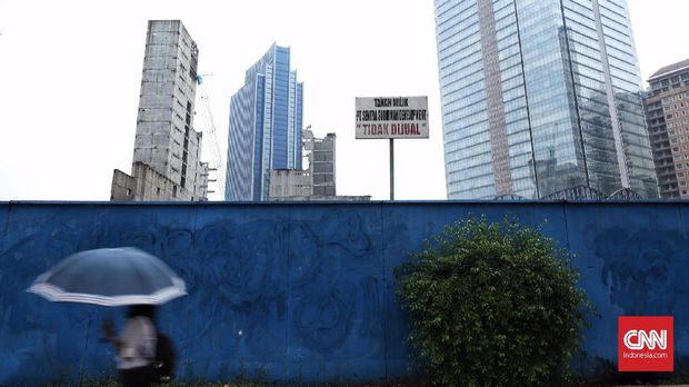Lahan kosong milik PT Sentra Sudirman Devlopment yang berada di jalan Sudirman, Jakarta, 26 April 2019.  Gubernur DKI Jakarta Anies Baswedan berencana menaikkan pajak bumi dan bangunan (PBB) bagi lahan kosong di jalan protokol Ibu Kota hingga dua lipat. Peningkatan PBB itu dimaksudkan untuk mendorong penyediaan Ruang Terbuka Hijau (RTH) yang dilakukan di luar Pemerintah Provinsi (Pemprov) DKI Jakarta.