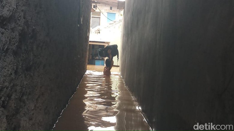 Banjir di Pejaten Timur, 600 Warga Mengungsi Banjir di Pejaten Timur, 600 Warga Mengungsi