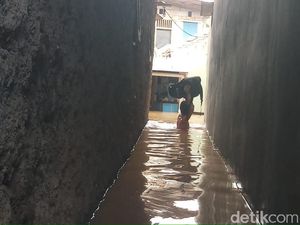 Banjir di Pejaten Timur, 600 Warga Mengungsi Banjir di Pejaten Timur, 600 Warga Mengungsi