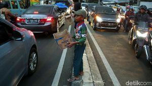 Anak-anak Korban Banjir Minta Sumbangan di Jalanan