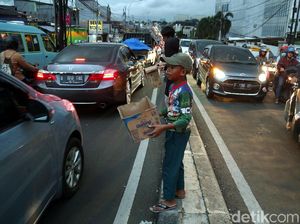 Anak-anak Korban Banjir Minta Sumbangan di Jalanan
