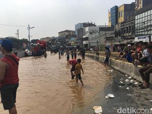 Ciliwung Meluap, Jalan Jatinegara Barat Ditutup