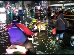 Jalan Arif Rahman Hakim Depok Tergenang Banjir, Lalin Macet