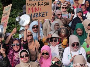 Bawa Perlengkapan Dapur, Emak-emak Pendukung Prabowo Demo KPU