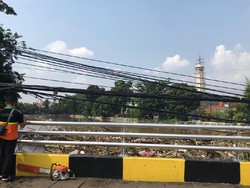 Sampah Menumpuk di Ciliwung, Petugas Kerahkan Ekskavator di Kampung Melayu