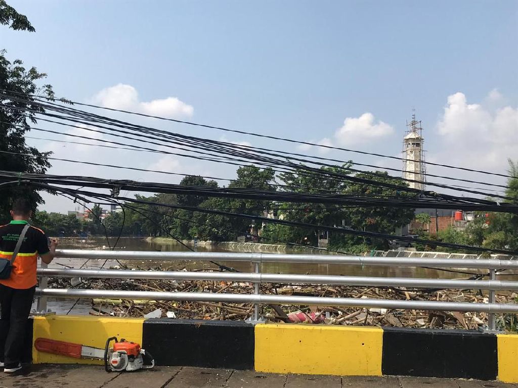 Sampah Menumpuk di Ciliwung, Petugas Kerahkan Ekskavator di Kampung Melayu Sampah Menumpuk di Ciliwung, Petugas Kerahkan Ekskavator di Kampung Melayu