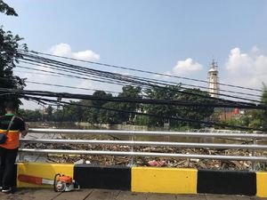 Sampah Menumpuk di Ciliwung, Petugas Kerahkan Ekskavator di Kampung Melayu Sampah Menumpuk di Ciliwung, Petugas Kerahkan Ekskavator di Kampung Melayu