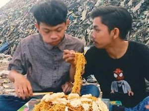 Mukbang di Tempat Pembuangan Sampah, Dua YouTuber Kocak Ini Jadi Viral