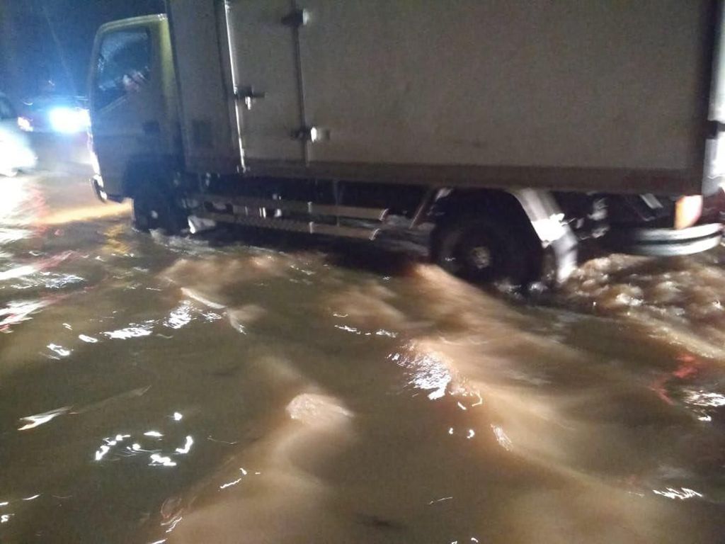 Banjir Tol Bintaro-Serpong Mulai Surut, Kendaraan Besar Bisa Melintas Banjir Tol Bintaro-Serpong Mulai Surut, Kendaraan Besar Bisa Melintas