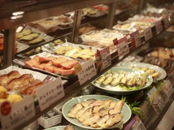 Aneka jajanan di food court shibuya station