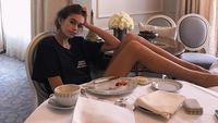 Pesona Kaia Gerber, Model Cantik Anak Cindy Crawford Saat Kulineran