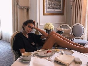 Pesona Kaia Gerber, Model Cantik Anak Cindy Crawford Saat Kulineran