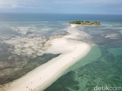 Fenomena Laut Terbelah di Lombok