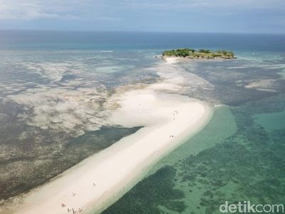 Foto: Fenomena Laut Terbelah di Lombok