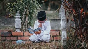 Foto Viral Bocah Ziarah ke Makam Ibunya Bikin Nangis, Ini Faktanya