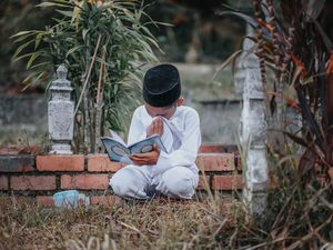 Foto Viral Bocah Ziarah ke Makam Ibunya Bikin Nangis, Ini Faktanya