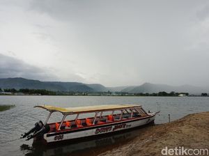 Bukan di Pinggir Laut, Ini Pantai di Danau Toba