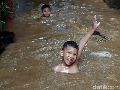 Keceriaan Anak-anak Bukit Duri Bermain di Tengah Banjir