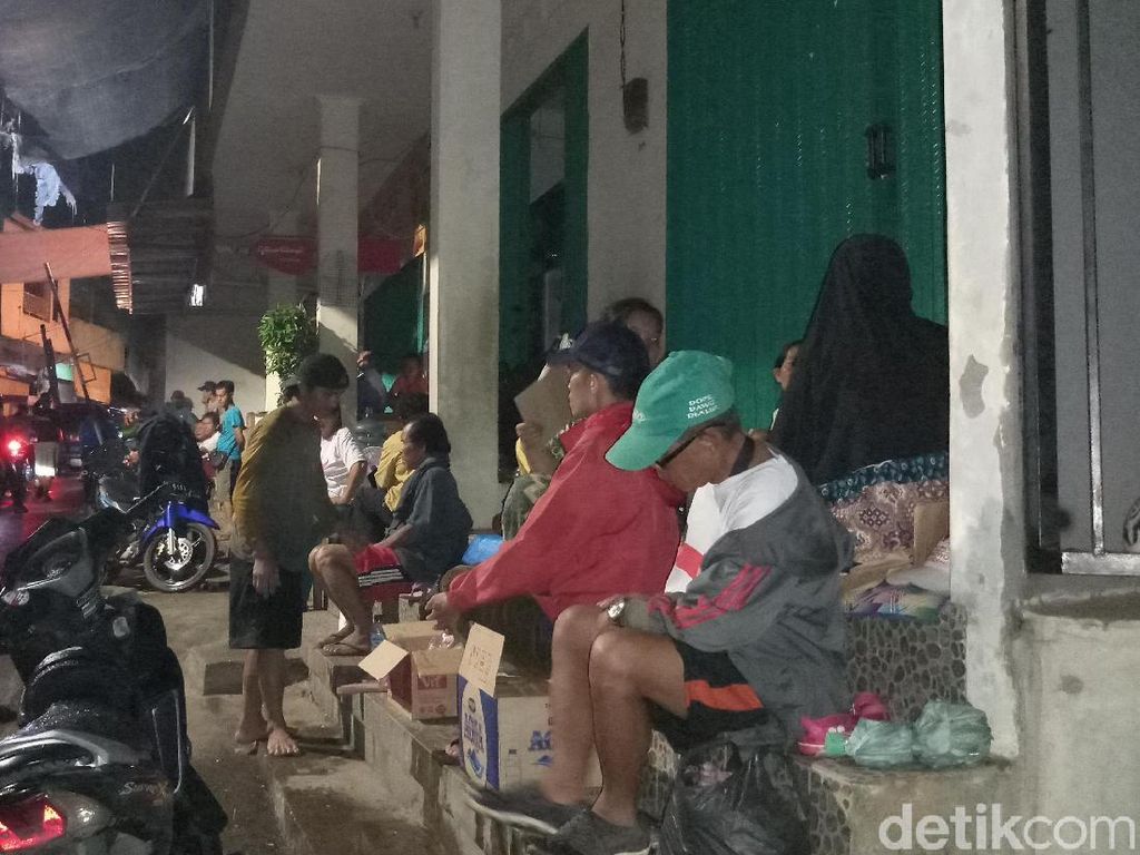 Banjir di Pejaten Timur Surut, Sejumlah Warga Masih Mengungsi di Emperan Toko Banjir di Pejaten Timur Surut, Sejumlah Warga Masih Mengungsi di Emperan Toko
