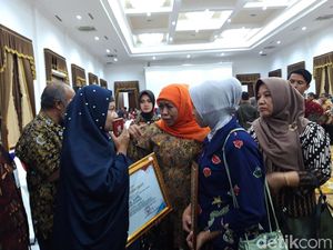 Pemprov Jatim Santuni Keluarga 53 Petugas Pemilu yang Meninggal Pemprov Jatim Santuni Keluarga 53 Petugas Pemilu yang Meninggal