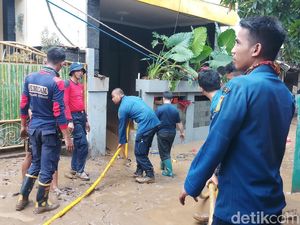 Banjir di Pejaten Timur Mulai Surut, Warga Bersihkan Rumah dari Lumpur Banjir di Pejaten Timur Mulai Surut, Warga Bersihkan Rumah dari Lumpur