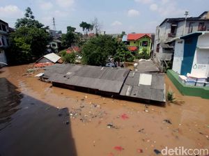 Video: Derasnya Banjir di Bantaran Ciliwung, Rumah-rumah Terendam