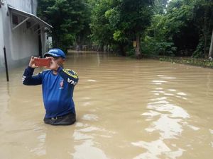 Sejumlah Titik di Jatiasih Bekasi Terendam Banjir hingga 2 Meter Sejumlah Titik di Jatiasih Bekasi Terendam Banjir hingga 2 Meter