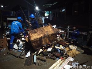 Mulai Surut, Sampah Akibat Banjir di Kampung Pulo Mulai Dibersihkan Mulai Surut, Sampah Akibat Banjir di Kampung Pulo Mulai Dibersihkan