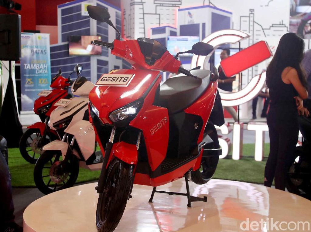Adu Harga Skuter Listrik di Indonesia saat Ini Adu Harga Skuter Listrik di Indonesia saat Ini