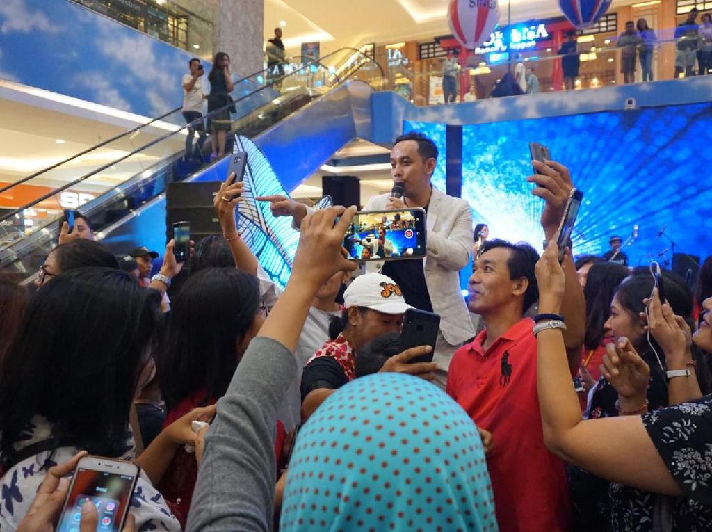 Lebih Dekat sama Pongki, Pengunjung dHOT Music Day Bali Asyik Selfie