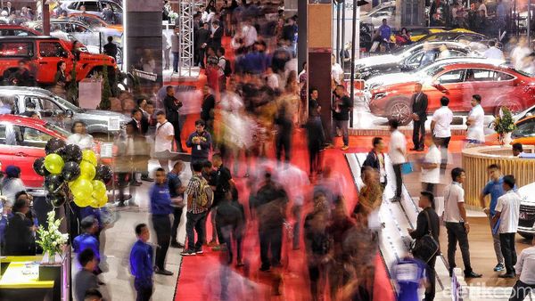 Pengunjung Ramaikan IIMS 2019 Hari Kedua