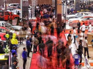 Pengunjung Ramaikan IIMS 2019 Hari Kedua Pengunjung Ramaikan IIMS 2019 Hari Kedua