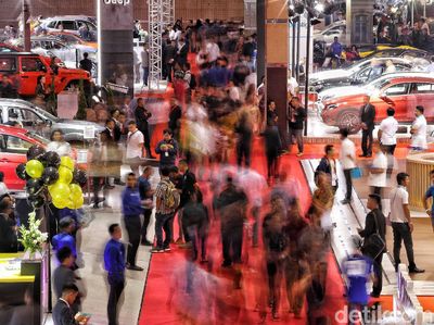 Pengunjung Ramaikan IIMS 2019 Hari Kedua
