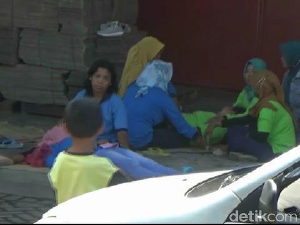 Puluhan Karyawan Pabrik Garmen di Probolinggo Kesurupan Puluhan Karyawan Pabrik Garmen di Probolinggo Kesurupan