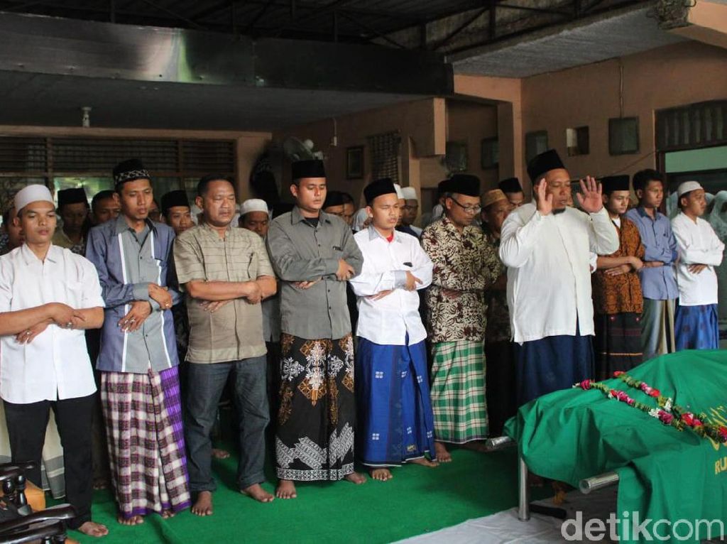 Jenazah Mahasiswi Korban Kecelakaan Tol Nganjuk Disambut Tangis Santri Jenazah Mahasiswi Korban Kecelakaan Tol Nganjuk Disambut Tangis Santri