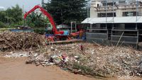 Pintu Air Manggarai Dipenuhi Sampah Kiriman Bogor