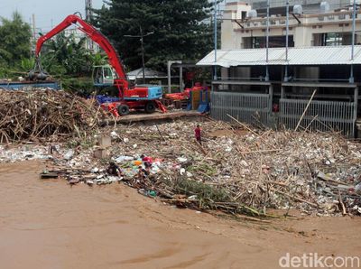 Pintu Air Manggarai Dipenuhi Sampah Kiriman Bogor