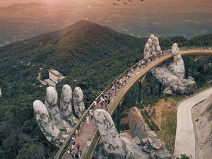 Potret Jembatan Emas Vietnam yang Mengagumkan