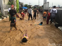 Kegembiraan Anak Kp Pulo Berenang di Air Keruh Luapan Sungai Ciliwung