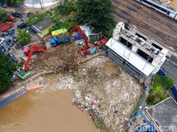 Video: Melihat dari Langit Gunung Sampah di Pintu Air Manggarai
