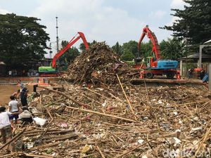 Jakarta Kebanjiran, Ini Penampakan Sampah Menggunung di Pintu Air Manggarai Jakarta Kebanjiran, Ini Penampakan Sampah Menggunung di Pintu Air Manggarai