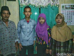 Cerita Anak Tukang Bersih-Bersih Balai Desa Raih Cum Laude