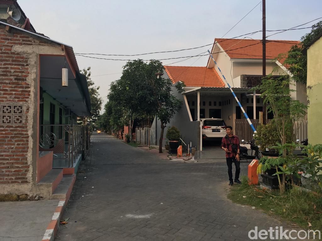 Pria Pamer Alat Kelamin Teror Emak-emak Satu Perumahan di Kota Mojokerto Pria Pamer Alat Kelamin Teror Emak-emak Satu Perumahan di Kota Mojokerto