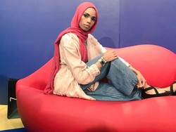 Perangi Benci dengan Cinta, Wanita Muslim Foto Bareng Demonstran Anti-Islam