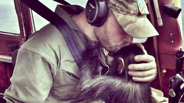 Foto: Pilot yang Viral Karena Terbang dengan Simpanse