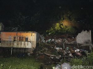 Longsor Terjang Rumah di Cimahi Tewaskan 2 Anak